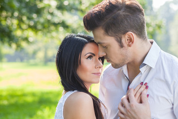Obraz premium a romantic couple in the park