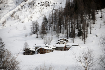 Piccolo villaggio immerso nella neve