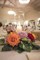 Bella decorazione floreale al tavolo degli invitati