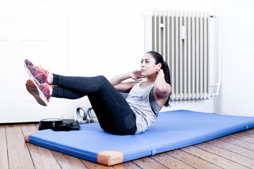 Frau beim Bauchtraining