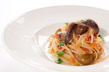 pasta con olive e acciughe
