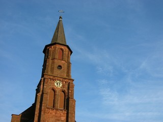 Kirchturm im Stil der Neugotik der evangelischen Kirche im Licht der Abendsonne in Kinzenbach bei...