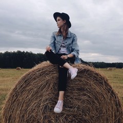 девушка на стоге сена