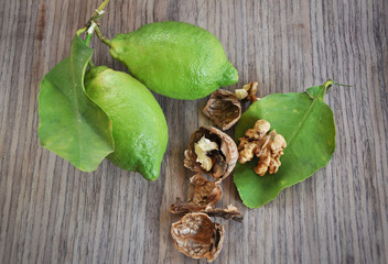 Composizione autunnale con noci e limoni