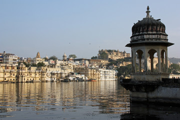 Fototapeta na wymiar Rajasthan, le lac et les palais d'Udaipur, Inde