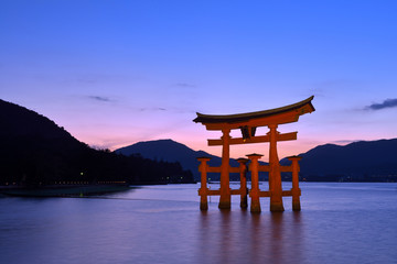 宮島の大鳥居と夕焼け