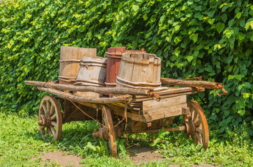Fototapeta na wymiar Old wooden cart laden with wooden bucket