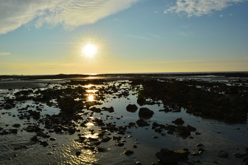 Reflet du coucher du soleil sur marée montante