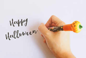 Happy halloween word written by Jack o lantern pumpkin pen on pa