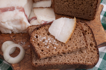 Salted lard with bread and onion