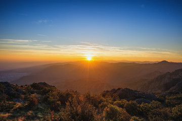 Obraz premium Beautiful sunset over the mountain