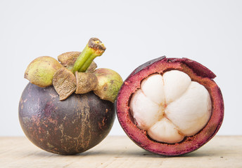 Mangostinos deliciosa fruta tropica sobre fondo r&uacute;stico