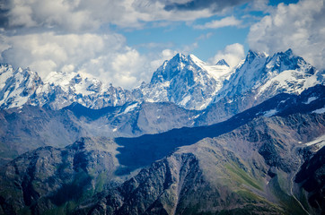 Obraz premium Snowy peaks of the mountain range near Mount Elbrus