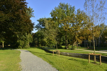 Chemin aménagé le long du "Molembeek" au parc Roi Baudoin de Jette à Bruxelles