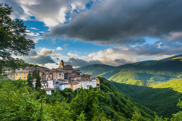 Fototapeta na wymiar Abeto small town with beautiful views of the mountains and gorge