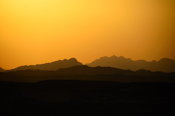 berge bei sonnenuntergang in aegypten