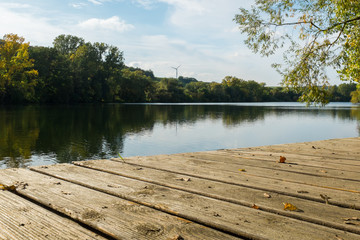 Obraz premium Steg am Ufer des Alten Mains in Sommerach mit Herbststimmung