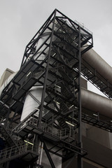 Graue Rohre vor grauem Himmel