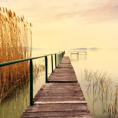 Fotobehang Pier Houten pier in het rustige Balatonmeer