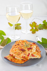 Zwiebelkuchen und Wein