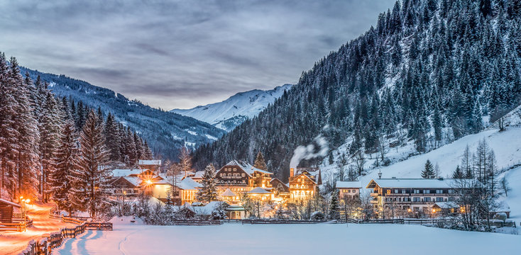 Romantisches Alpendorf im Winter
