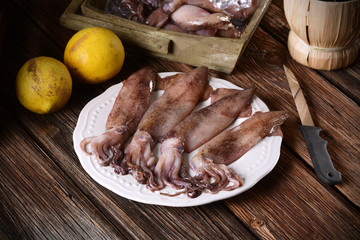 totani crudi nel piatto bianco