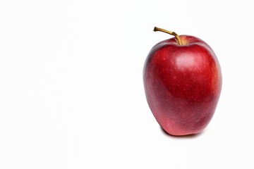 Mela rossa su sfondo bianco
