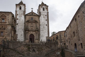 Fototapeta na wymiar Hermosa ciudad medieval de Cáceres en la comunidad de Extremadura, España