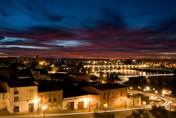 Fototapeta na wymiar Anochece en Badajoz y las luces se hacen presentes antes de que la noche llegue del todo. 