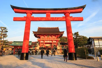 Gordijnen The tourist is going into A giant torii gate in front of the Rom © pigprox