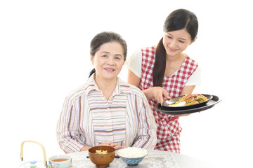 食事を楽しむ年配者