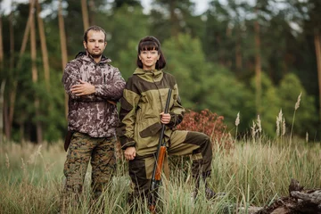 Stoff pro Meter hunters in camouflage clothes ready to hunt with hunting gun © kaninstudio