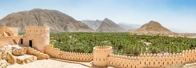 Foto op Plexiglas Panoramisch uitzicht op Nakhal in de regio Al Batinah in Oman. Het ligt ongeveer 120 km ten westen van Muscat, de hoofdstad van Oman. Het staat bekend als de stad van de oase. © Hamdan Yoshida