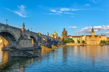Foto op Plexiglas De stadshorizon van Praag en de Karelsbrug - Praag - Tsjechië © Noppasinw