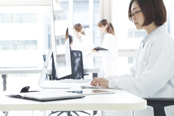 Fototapeta premium Women doctors are working on a computer