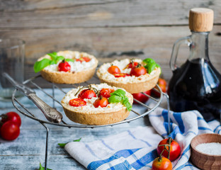 sand tarts with goat cheese and cherry tomatoes, vegetarian food