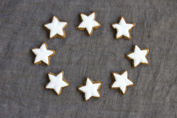 Zimtsterne auf Leinen 1