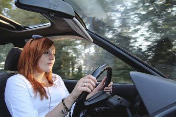 Kobieta prowadząca samochód - obrazy, fototapety, plakaty