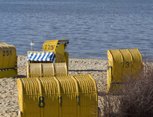 Strandkörbe am Meer