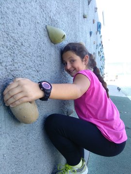 Ni&ntilde;a en un rocodromo