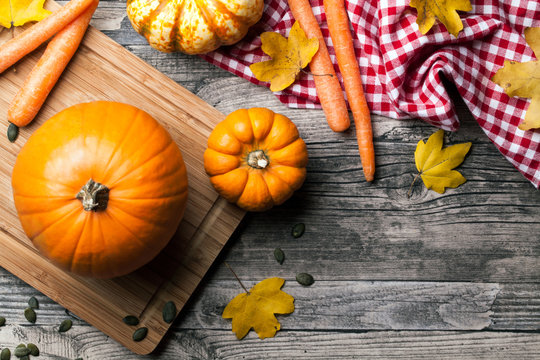 Herbst Essen Zutaten mit Laub und Tischdecke