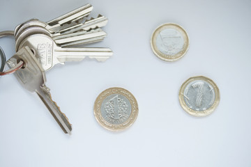 Ключи и монеты