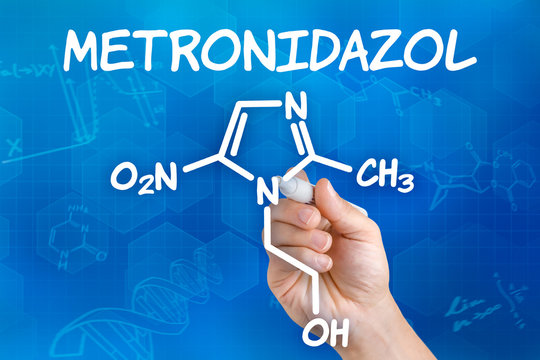 Hand mit Stift zeichnet chemische Strukturformel von Metronidazo