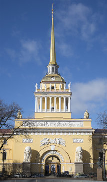 Вид на главное здание Адмиралтейства солнечным весенним днем. Санкт-Петербург
