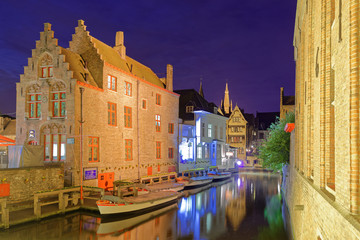 Fototapeta premium Boote auf den Kanälen von Brügge bei Nacht