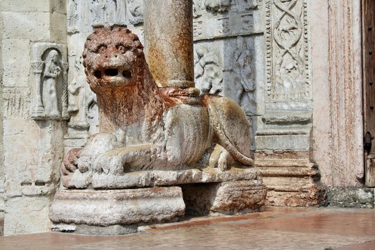 Leone stiloforo sul protiro di San Zeno a Verona