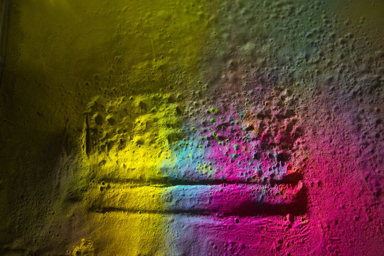 pigmentos 07 /  fondo de pigmentos y  tintas extendidos sobre base solida, colores magenta, verdes, azules, amarillos y grises, con lineas de corte en la parte inferior.