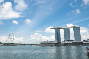 Obraz premium SINGAPORE-Jul 15, 2015: The Marina Bay Sands Resort in Singapore