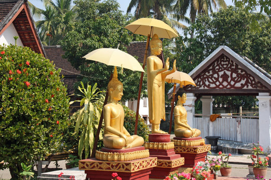 Laos, trio de divinité dans un temple bouddhiste à Luang Prabang