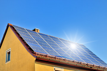 Solarkollektoren auf Hausdach